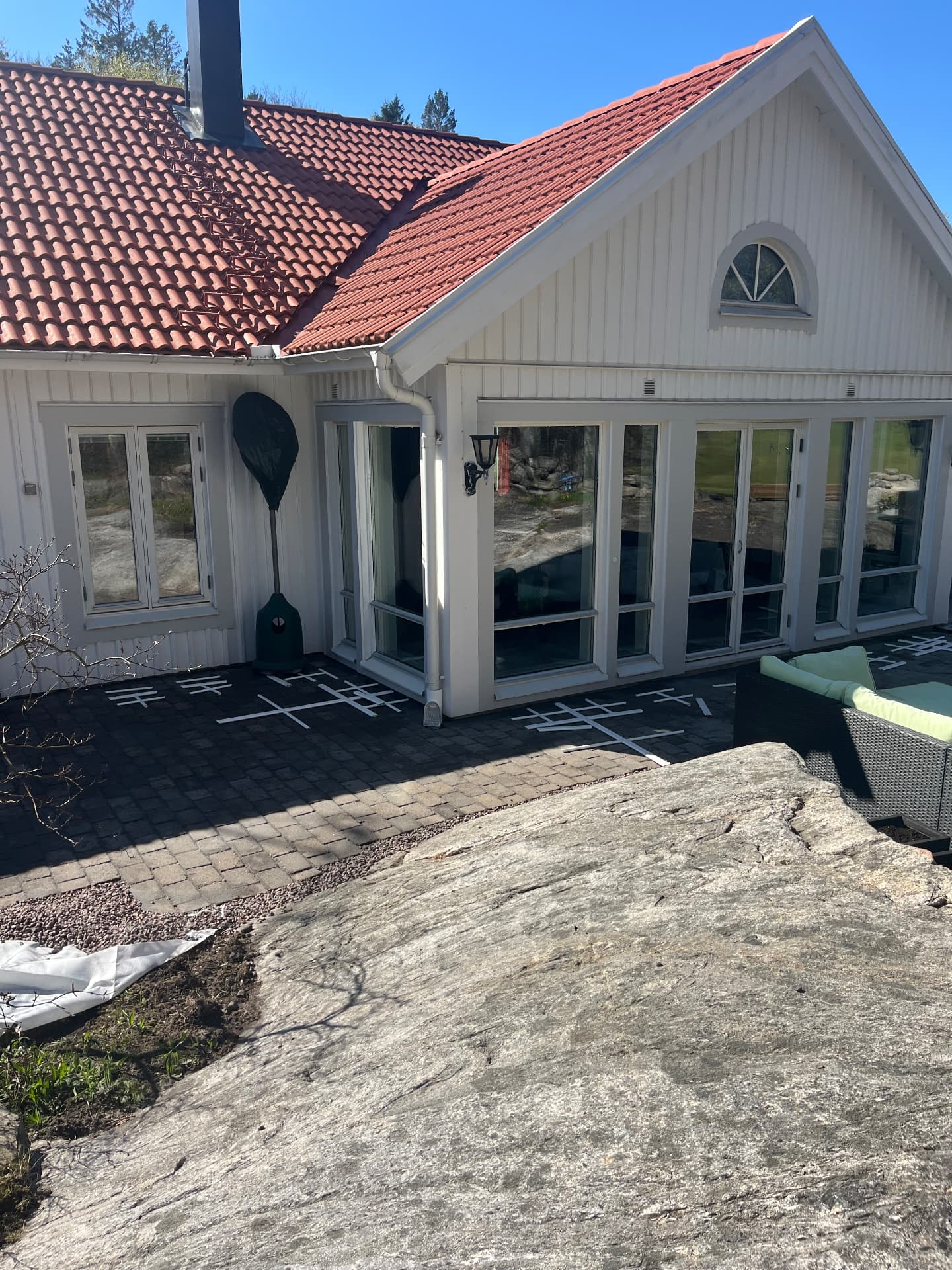 Vit villa med nyputsade fönster i solsken
